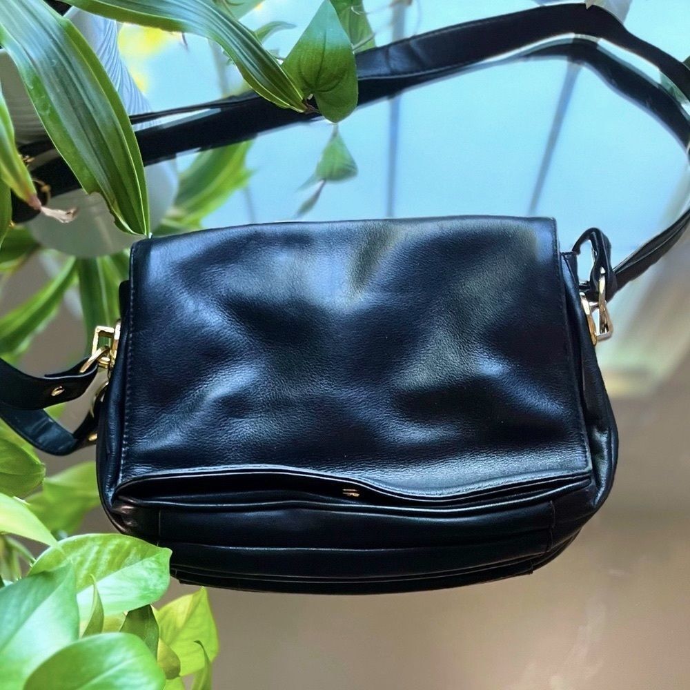 Giani Bernini Bag Leather Almost New Gold Pockets Shoulder Bag Big Purse - (EUC)